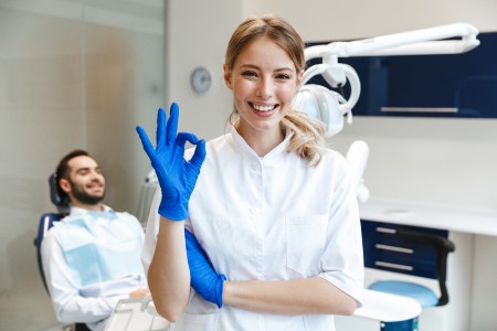 Medizinerin zeigt, dass alles ok ist